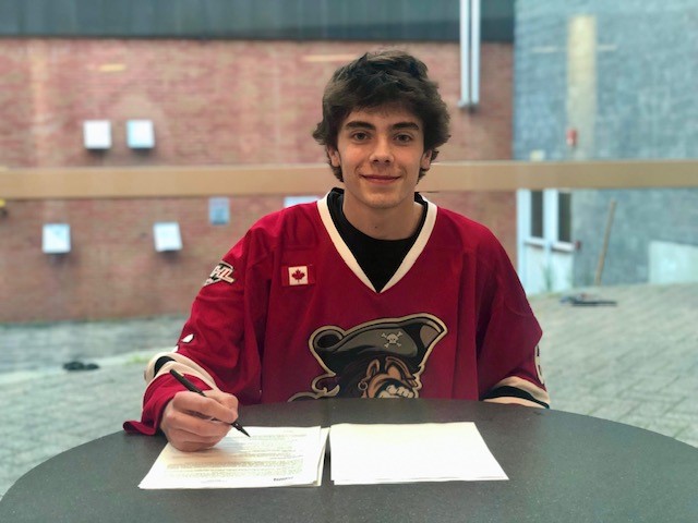 Maddox Dwyer signs